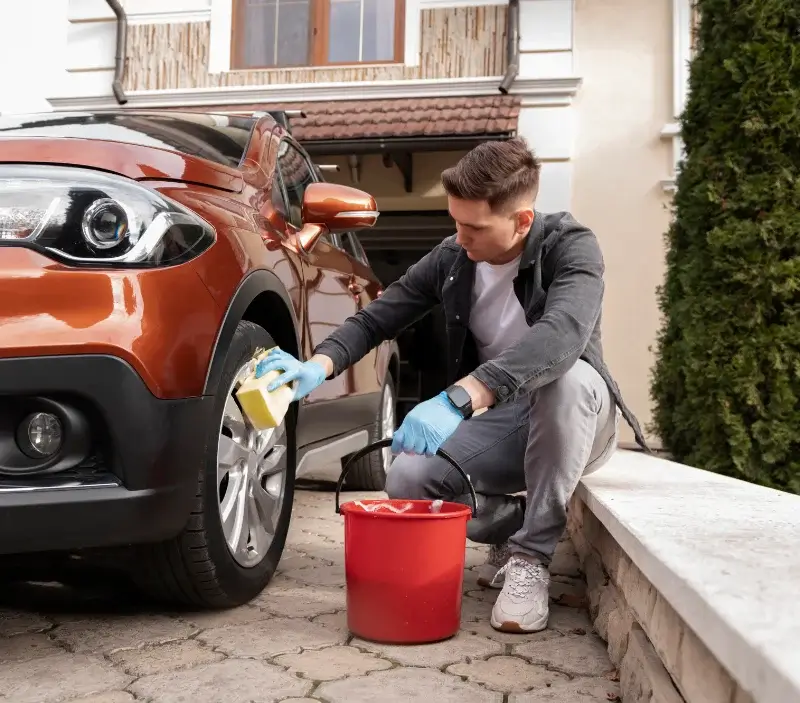 Lavage auto à domicile Les Châteliers : professionnel intervenant sur un véhicule